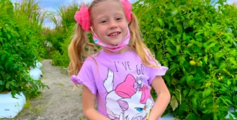 147 серия. Настя с папой собирают овощи на ферме для мамы