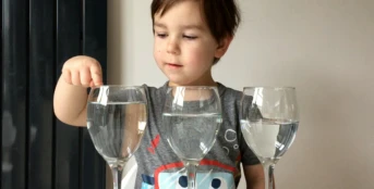 Как играть на бокалах с водой